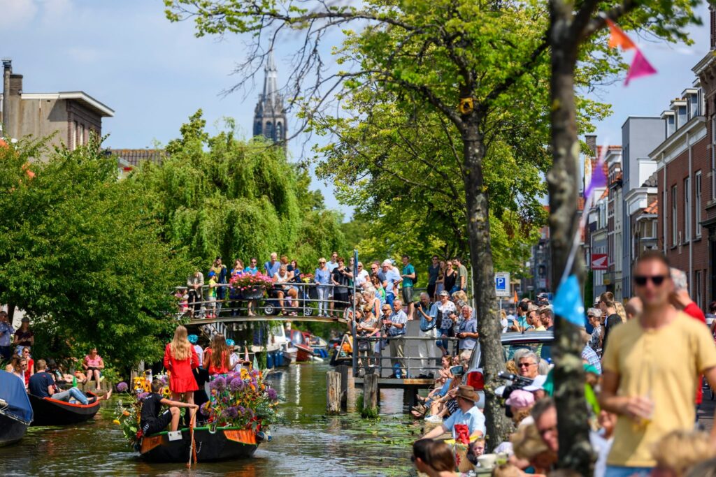Varend corso op de Buitenwatersloot in Delft